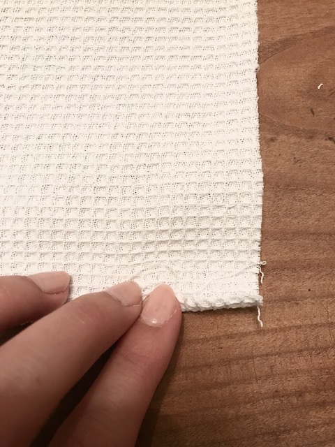 DIY couture facile Torchon en tissu nid d'abeille brod&eacute; motifs feuilles d'automne en fil DMC Moulin&eacute; Etoile