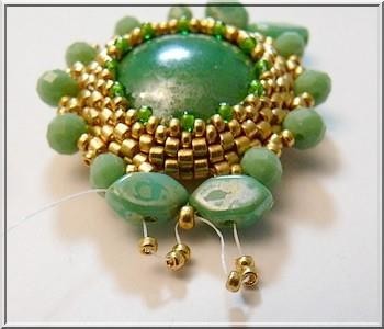 Collier Lady Green avec des perles de verre Paros et PureCrystal par Puca® : Etape 14