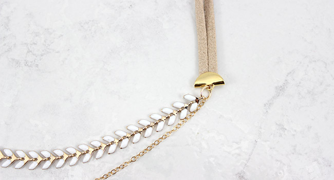 Collier multirang chaîne épis et lacet suédine : Etape 3