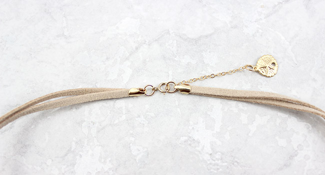 Collier multirang chaîne épis et lacet suédine : Etape 4