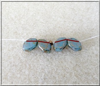 Sch&eacute;ma collier Basile en perle en verre Paros aqua deep gold par Puca