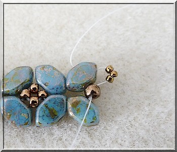 Sch&eacute;ma collier Basile en perle en verre Paros aqua deep gold par Puca