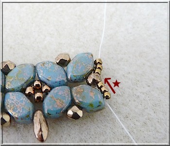 Sch&eacute;ma collier Basile en perle en verre Paros aqua deep gold par Puca