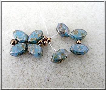 Sch&eacute;ma collier Basile en perle en verre Paros aqua deep gold par Puca