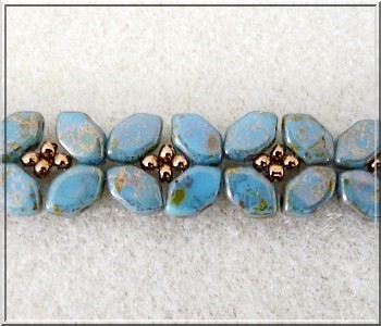 Sch&eacute;ma collier Basile en perle en verre Paros aqua deep gold par Puca