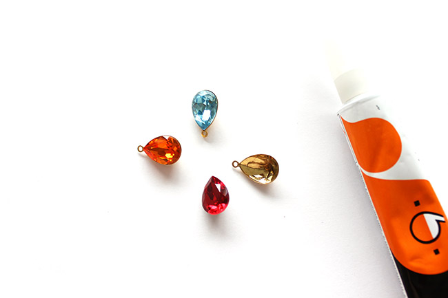 Plastron fin avec des cristaux PureCrystal : Etape 2 Plastron fin avec des cristaux PureCrystal : Etape 2