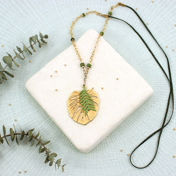 Collier sautoir facile doré et vert feuille de philodendron