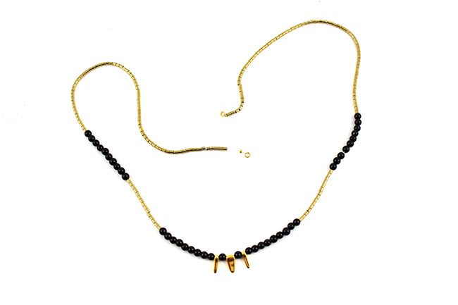 Collier 3 rangs noir et or : Etape 5