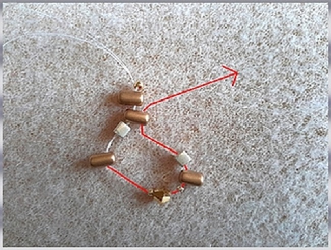 Collier or et noir avec des perles Rullas, toupies PureCrystal et Silky bead : Etape 2