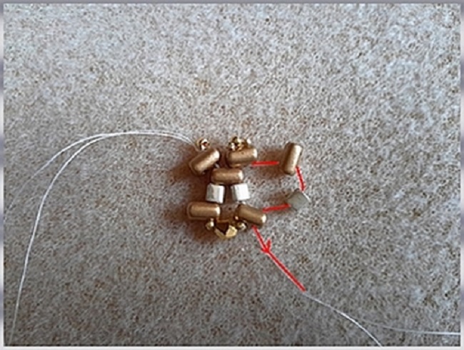 Collier or et noir avec des perles Rullas, toupies PureCrystal et Silky bead : Etape 4