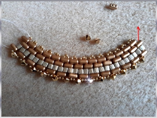 Collier or et noir avec des perles Rullas, toupies PureCrystal et Silky bead : Etape 6