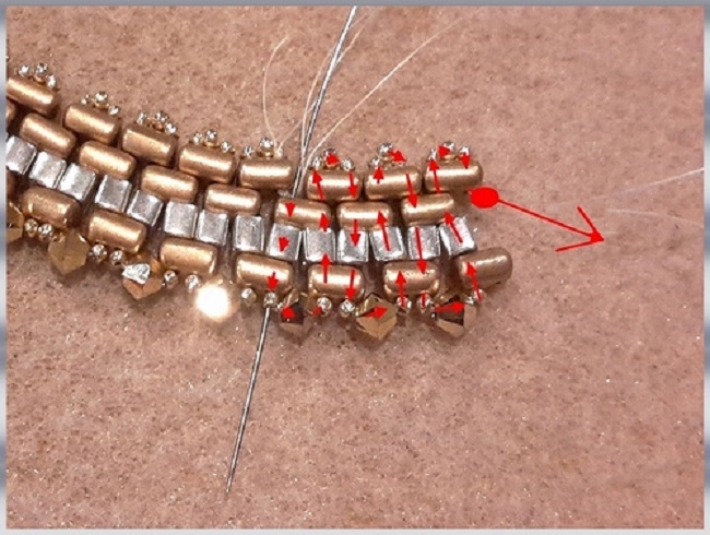 Collier or et noir avec des perles Rullas, toupies PureCrystal et Silky bead : Etape 8