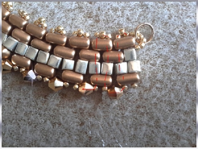 Collier or et noir avec des perles Rullas, toupies PureCrystal et Silky bead : Etape 20