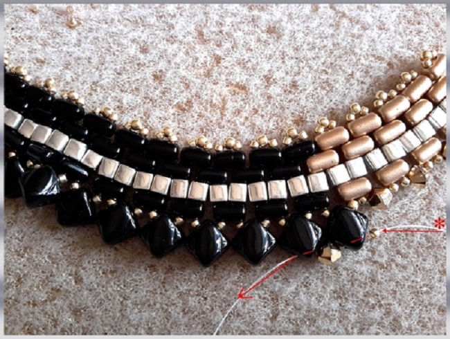 Collier or et noir avec des perles Rullas, toupies PureCrystal et Silky bead : Etape 21