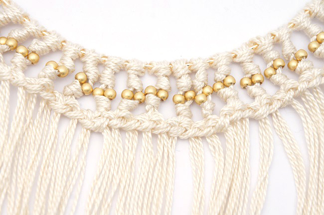 tutoriel collier macram&eacute; perles et triangles dor&eacute;s &eacute;tape 5