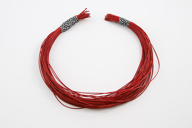 Collier ethnique multi rangs en cuir rouge : Etape 3 Collier ethnique multi rangs en cuir rouge : Etape 3