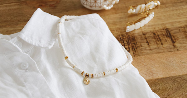 DIY Collier perles rondelles Heishi blanc et or et pendentif en plaqué or