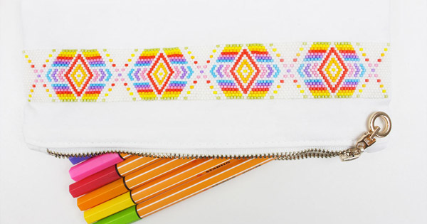 DIY couture facile Pochette customisée avec un tissage peyote impair arc en ciel DIY couture facile Pochette customisée avec un tissage peyote impair arc en ciel