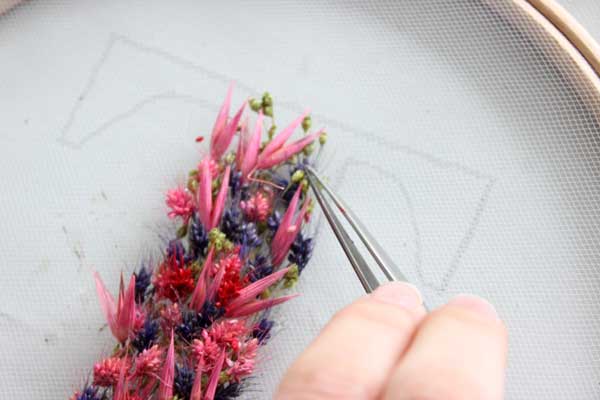 DIY décoration tambour à broder et fleurs séchées : Etape 4