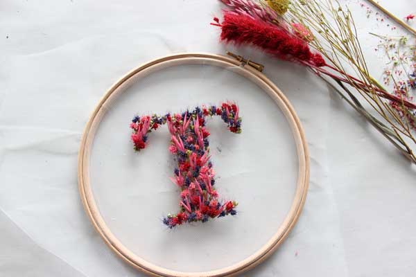 DIY décoration tambour à broder et fleurs séchées : Etape 5