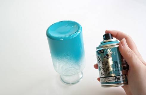 Id&eacute;e DIY facile customiser des vases de printemps avec la peinture decoSpray P&eacute;b&eacute;o