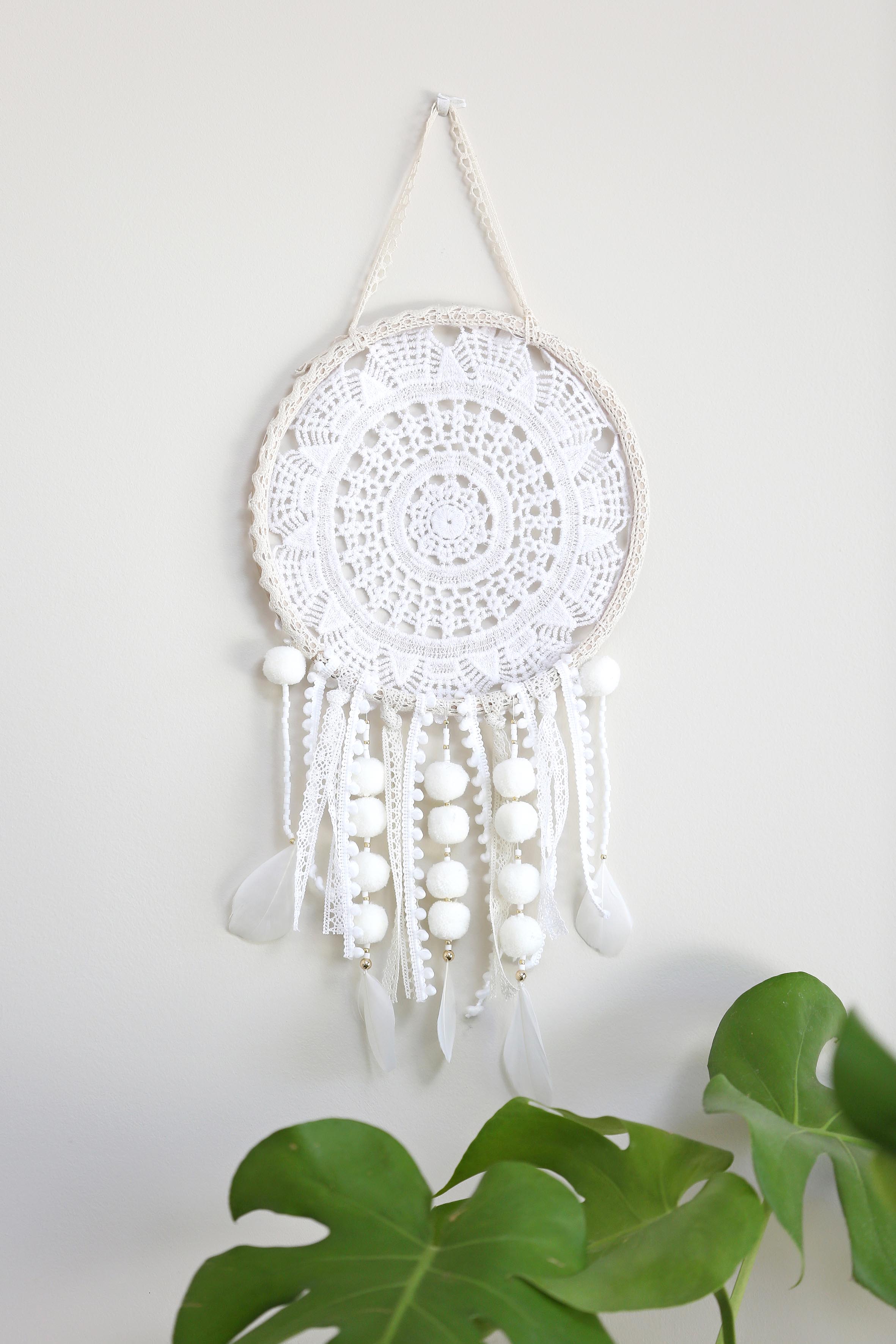 Schéma DIY dreamcatcher - Fabriquer un attrape rêve DIY simple avec un napperon au crochet