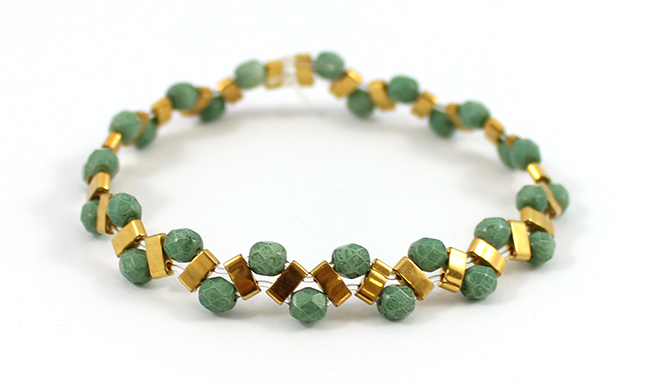 Stacking bracelets élastiques zigzag Half-Tila Facettes de Bohèmes : Etape 1 Stacking bracelets élastiques zigzag Half-Tila Facettes de Bohèmes : Etape 1