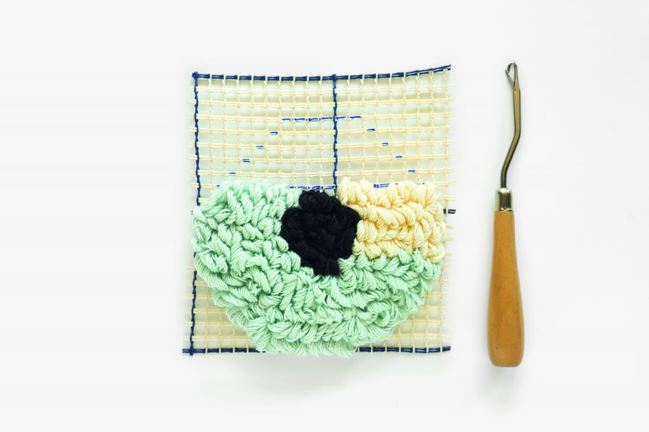 Sous-tasse à l'oeil au point noué de Julie Robert - étape 3