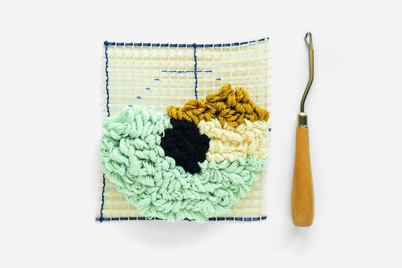 Sous-tasse à l'oeil au point noué de Julie Robert - étape 4