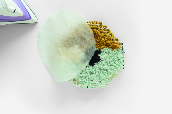 Sous-tasse à l'oeil au point noué de Julie Robert - étape 6