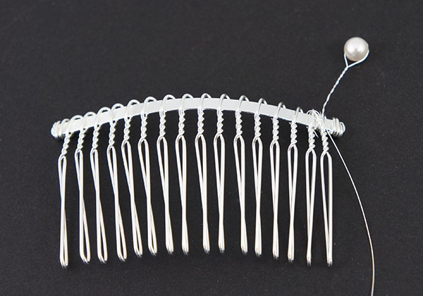 DIY Peigne de mariée perles nacrées PureCrystal plumes et fleurs : Etape 2