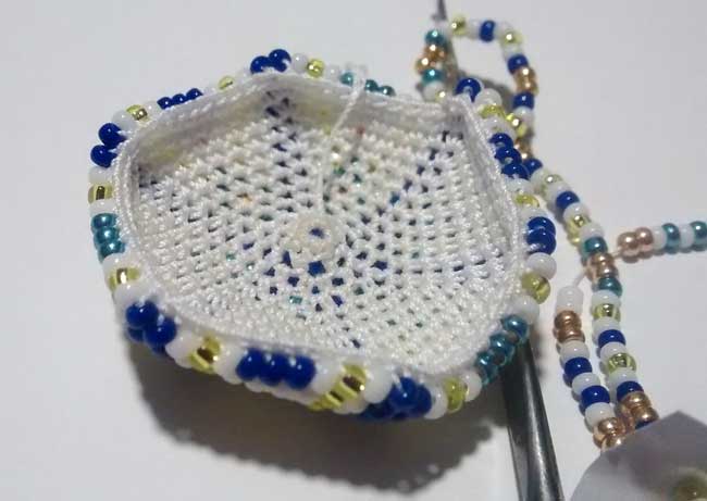 DIY Boule de Noël en crochet perlé et Crystal mesh : Etape 3 DIY Boule de Noël en crochet perlé et Crystal mesh : Etape 3