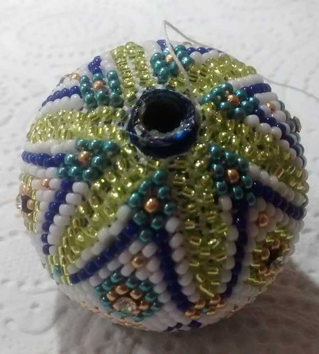 DIY Boule de Noël en crochet perlé et Crystal mesh : Etape 5 DIY Boule de Noël en crochet perlé et Crystal mesh : Etape 5