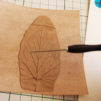 Pendentif texturé feuille naturelle en pâte de bronze : Etape 7