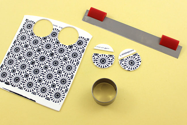 Boucles d'oreilles silkscreen noir et blanc et demi-rond rouge : Etape 3