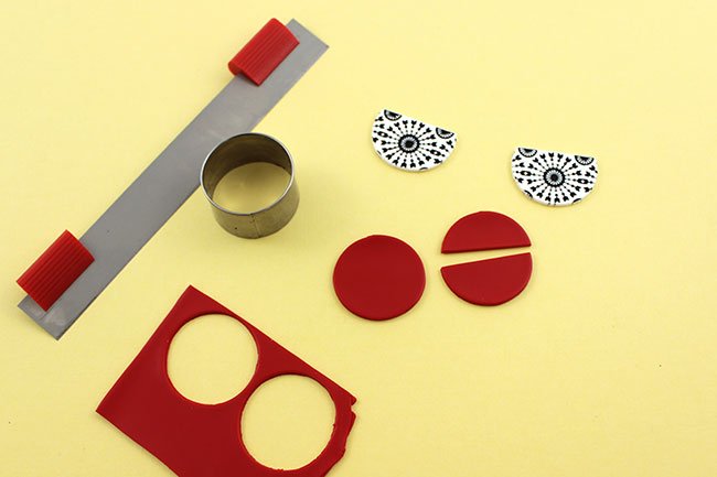 Boucles d'oreilles silkscreen noir et blanc et demi-rond rouge : Etape 4