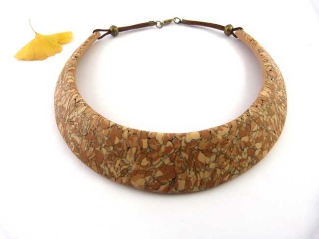 collier plastron imitation liège en pâte polymère : Etape 9
