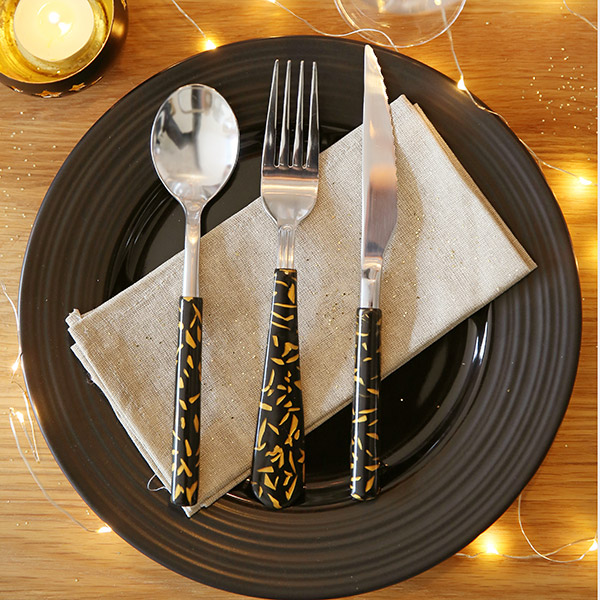 Couverts en pâte polymère noire et or
