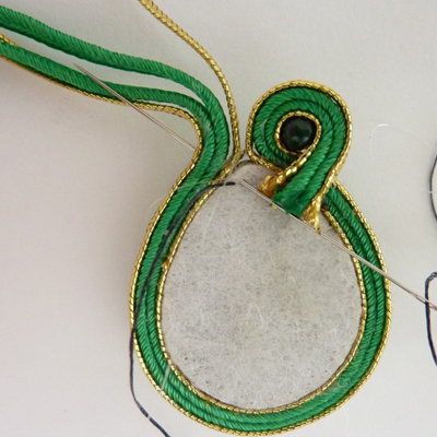 Pendentif Quetzal Soutache et cabochon poire Malachite : Etape 20