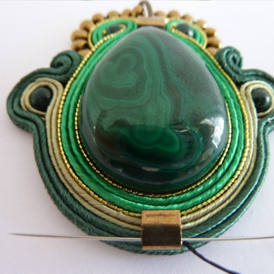 Pendentif Quetzal Soutache et cabochon poire Malachite : Etape 45