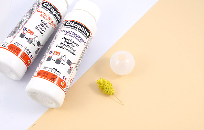 Pendentif boule en résine avec inclusion d'une fleur de phalaris : Etape 1 Pendentif boule en résine avec inclusion d'une fleur de phalaris : Etape 1