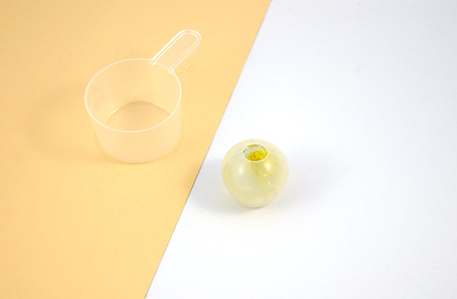 Pendentif boule en résine avec inclusion d'une fleur de phalaris : Etape 2 Pendentif boule en résine avec inclusion d'une fleur de phalaris : Etape 2