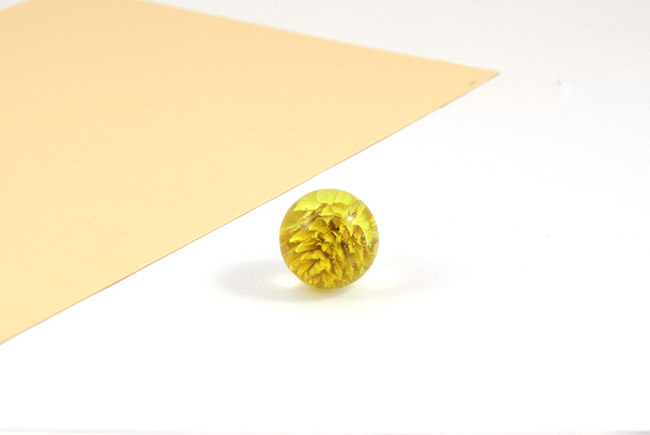 Pendentif boule en résine avec inclusion d'une fleur de phalaris : Etape 3 Pendentif boule en résine avec inclusion d'une fleur de phalaris : Etape 3