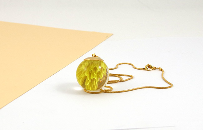 Pendentif boule en résine avec inclusion d'une fleur de phalaris : Etape 6 Pendentif boule en résine avec inclusion d'une fleur de phalaris : Etape 6