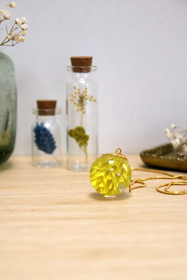 Schéma Pendentif boule en résine avec inclusion d'une fleur de phalaris Schéma Pendentif boule en résine avec inclusion d'une fleur de phalaris