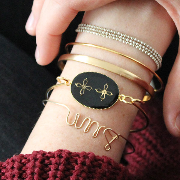 Bracelet jonc croix fantaisie avec de la résine époxy bi-composant