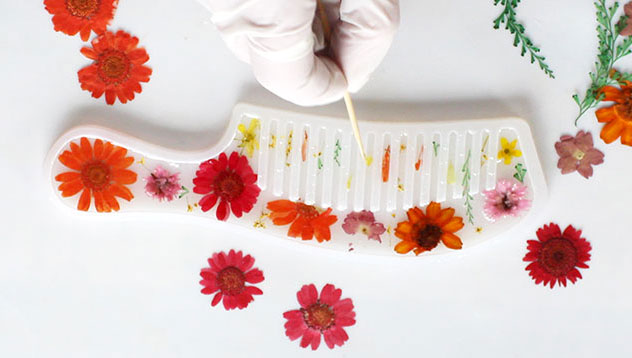 Peigne en résine et fleurs séchées : Etape 2 Peigne en résine et fleurs séchées : Etape 2