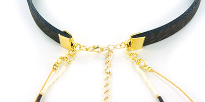 Ras de cou tissage Brickstitch flèche breloque imitation gemme lacet cuir : Etape 4