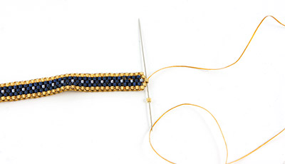 Ras de cou tissage Peyote breloque bleue cabochons pearl Miyuki : Etape 1