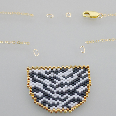 Sautoir Animal motif Zèbre en tissage de perles Miyuki : Etape 2